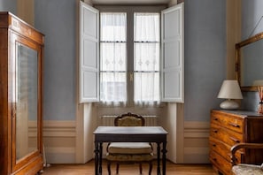 Ein Zimmer mit Tisch, Stuhl und Schrank.