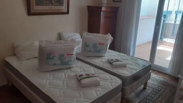 Tabla de planchar con plancha, wifi y ropa de cama