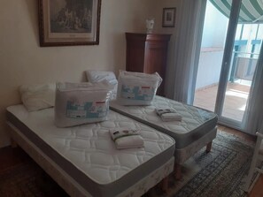 Tabla de planchar con plancha, wifi y ropa de cama 