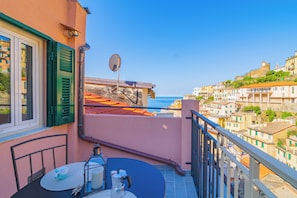 Outdoor dining - Vrbo Property (Riomaggiore)