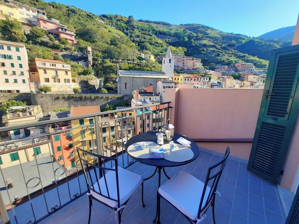 Outdoor dining - Vrbo Property (Riomaggiore)