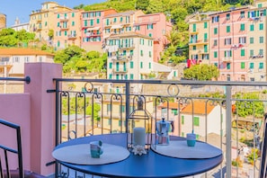 Outdoor dining - Vrbo Property (Riomaggiore)
