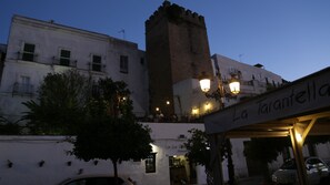 Ein Gebäude mit einem Schild, auf dem 'La Tarantella' steht, und einem Turm.