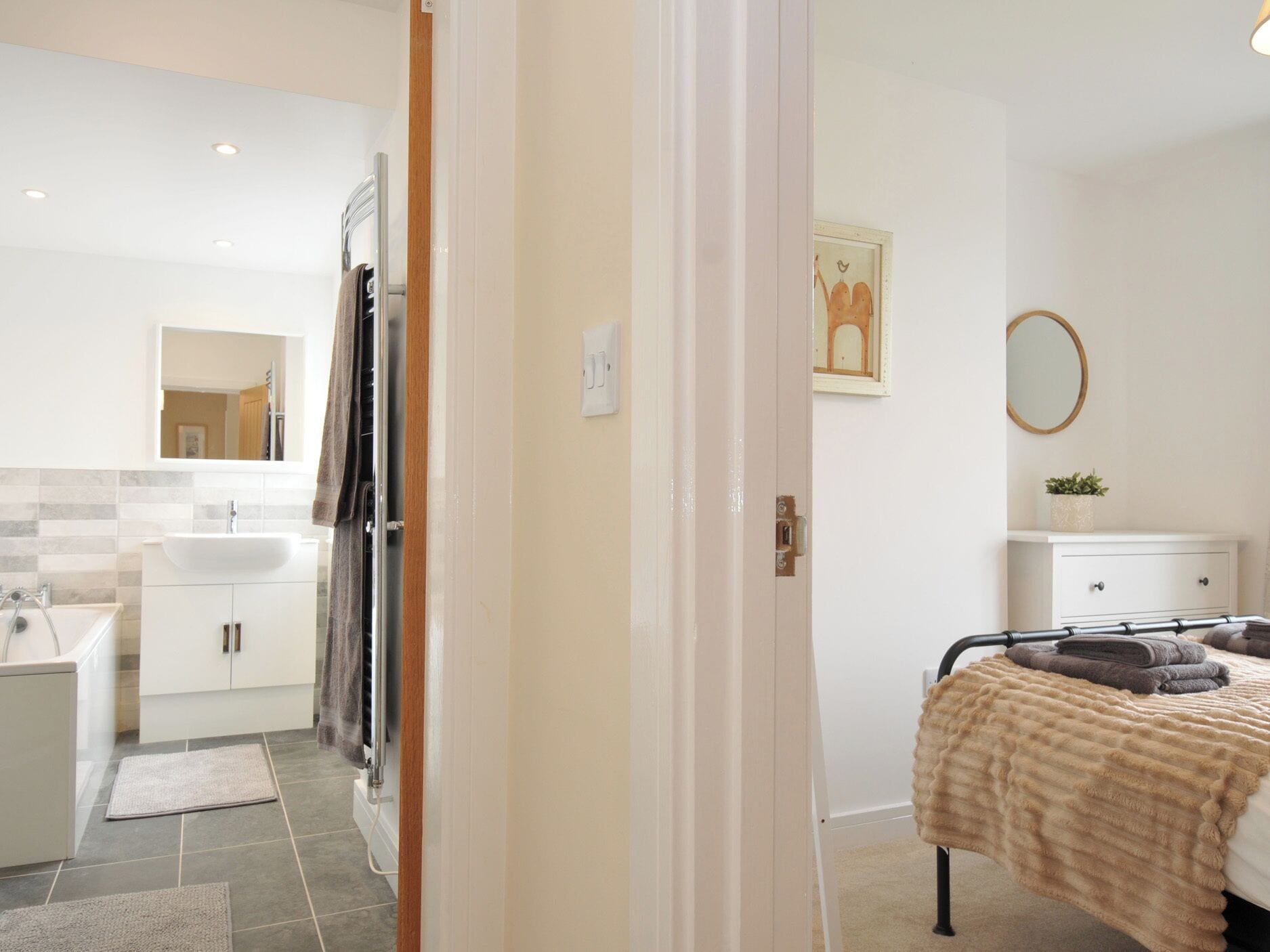 Un baño moderno con bañera, lavabo y ducha.