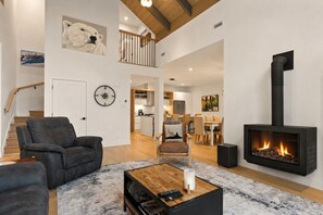 Fernseher, Kamin, Stereoanlage