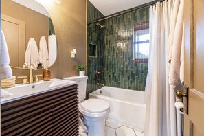 Een douche, een haardroger, handdoeken, zeep