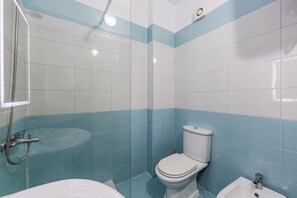 Ein Badezimmer mit Toilette, Bidet und Badewanne.