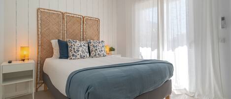 Tabla de planchar con plancha, wifi y ropa de cama