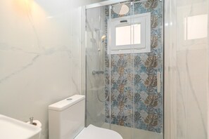 A bathroom with a glass-enclosed shower, a toilet, and a sink. - Vacation Apartment 'Isabel 4' with Balcony, Wi-Fi and Air Conditioning (Guargacho)