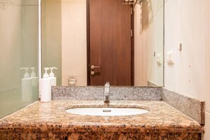Executive Double Room | Bathroom - Sweet Karina Hotel Pasteur (Kota Bandung)