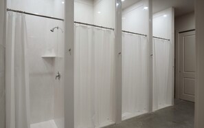 Ducha, secador de pelo, toallas y jabón