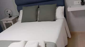 Tabla de planchar con plancha, wifi, ropa de cama