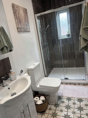 Hårtørrer, håndklæder, Toiletpapir