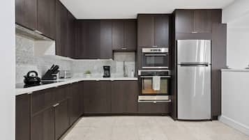 Wasserkocher mit Kaffee-/Teezubehör, Kühlschrank, Mikrowelle, Ofen