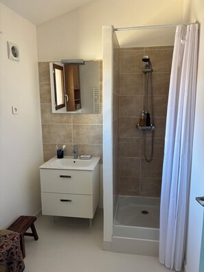 Dusche, Haartrockner, Handtücher, Seife