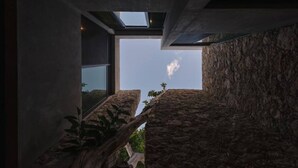 A modern interior with a stone wall and a large window. - Award-winning Casa El Nido in Santa Lucia (Centro)