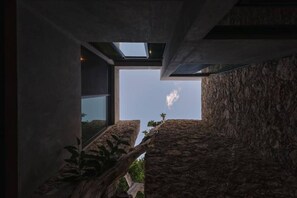 A modern interior with a stone wall and a large window. - Award-winning Casa El Nido in Santa Lucia (Centro)