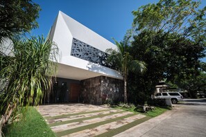 Exterior - Luxury Pool Home | Sleeps 8 | TV Room + 4 Full Baths (Playa del Carmen)