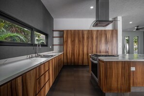 Private kitchen - Luxury Pool Home | Sleeps 8 | TV Room + 4 Full Baths (Playa del Carmen)