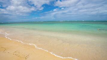 Beach nearby, sun-loungers, beach towels