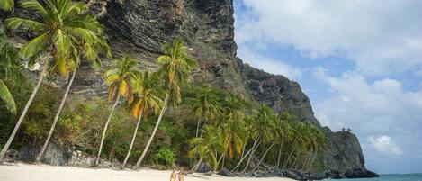 Beach nearby, sun-loungers, beach towels