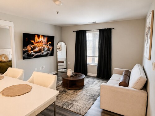 Downtown Luxury 2BR Steps from Lucas Oil Stadium
