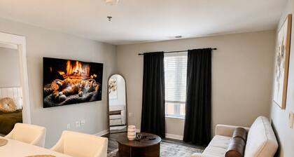 Downtown Luxury 2BR Steps from Lucas Oil Stadium
