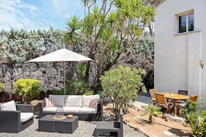 Outdoor dining - Villa “les alizés” – Upstairs, Poolside, Sea View (Saint-Raphaël)