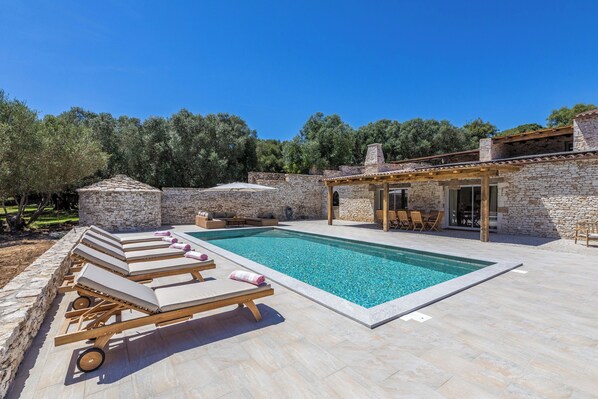 A pool with lounge chairs, a stone building, and a pergola. - MASTRU BELLU (BONIFACIO)