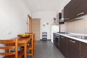 Kühlschrank, Herdplatte, Kochgeschirr/Geschirr/Besteck