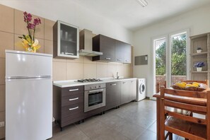Kühlschrank, Herdplatte, Kochgeschirr/Geschirr/Besteck