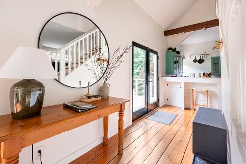 Spacious, stylish barn and Private Creek, Firepit