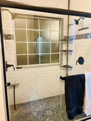 Dusche, Haartrockner, Handtücher, Seife