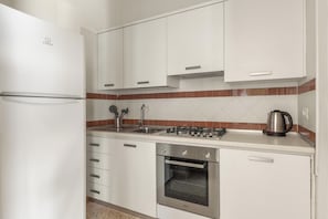 Kühlschrank, Herdplatte, Geschirrspüler, Kochgeschirr/Geschirr/Besteck