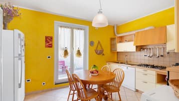 Frigorifero, microonde, forno, piano cottura