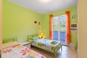 Tabla de planchar con plancha, wifi, ropa de cama