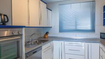 Een koelkast, een magnetron, een oven, een kookplaat