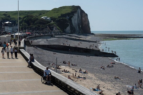 A coastal promenade with a cliff, beach, and a wheelchair-accessible path. - SPACIOUS COTTAGE BETWEEN LAND AND SEA - Sleeps 9, 5 bedrooms, 2 shower rooms, 3 toilets, ping-pong table (Veulettes-sur-Mer)