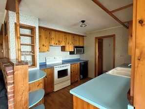 Private kitchen - Terrific 3-bedroom Lake house, with AC, on Cold Stream Pond in charming Lincoln (Lincoln)