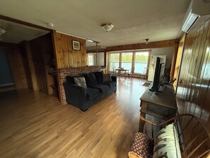 Smart TV - Terrific 3-bedroom Lake house, with AC, on Cold Stream Pond in charming Lincoln (Lincoln)
