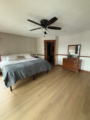 3 bedrooms, WiFi, bed sheets - Terrific 3-bedroom Lake house, with AC, on Cold Stream Pond in charming Lincoln (Lincoln)