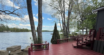 Terrific 3-bedroom Lake house, with AC, on Cold Stream Pond in charming Lincoln