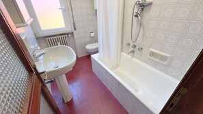 Secador de pelo, bidet, toallas, papel higiénico