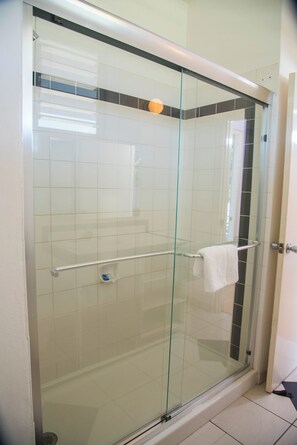 Bathroom - Peaceful 6-bedroom beachfront townhome with AC in vibrant Ocho Rios (Ocho Rios)