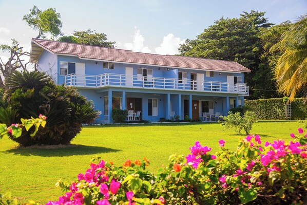 Exterior - Peaceful 6-bedroom beachfront townhome with AC in vibrant Ocho Rios (Ocho Rios)