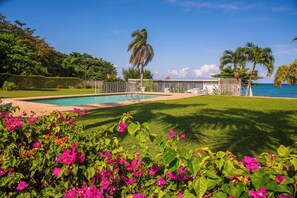 Pool - Peaceful 6-bedroom beachfront townhome with AC in vibrant Ocho Rios (Ocho Rios)