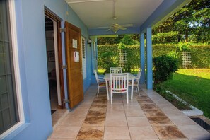 Outdoor dining - Peaceful 6-bedroom beachfront townhome with AC in vibrant Ocho Rios (Ocho Rios)