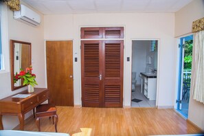 Interior - Peaceful 6-bedroom beachfront townhome with AC in vibrant Ocho Rios (Ocho Rios)