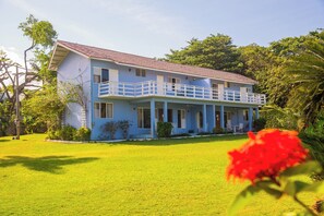 Exterior - Peaceful 6-bedroom beachfront townhome with AC in vibrant Ocho Rios (Ocho Rios)