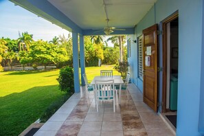 Outdoor dining - Peaceful 6-bedroom beachfront townhome with AC in vibrant Ocho Rios (Ocho Rios)